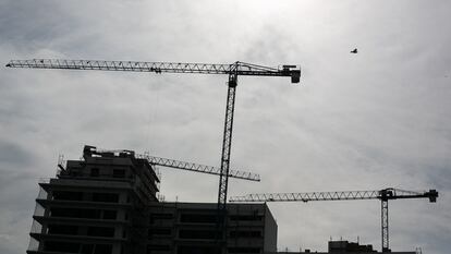 Un edificio en construcción en Barcelona, en una imagen de archivo.