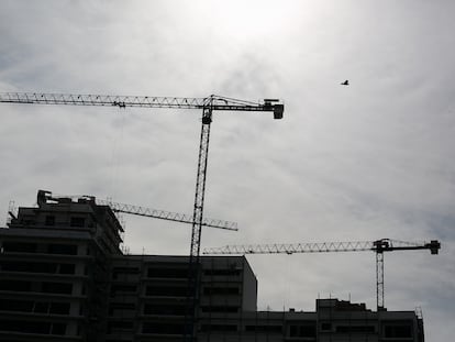 Un edificio en construcción en Barcelona, en una imagen de archivo.