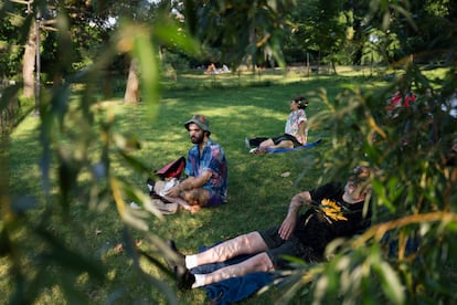 Neoyorquinos y los turistas se sientan en el césped para disfrutar de la música.