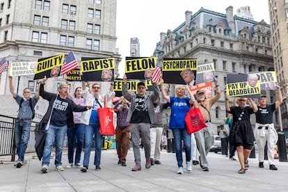 Manifestantes en la puerta del Tribunal de Apelaciones de Nueva York este viernes portan pancartas contra el expresidente en que lo llaman "culpable", "violador", "delincuente" y "psicópata", entre otras.
