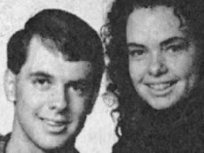 Charles Carl Roberts IV (izquierda), en una foto de 1996 con su entonces futura esposa, Marie.