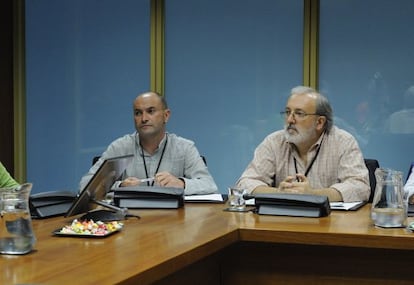 A la izquierda, el alcalde de Hernani, Luis Intxauspe, en una comparecencia en el Parlamento vasco.