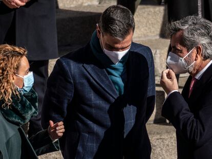 La presidenta del Congreso, Meritxell Batet, junto a Pedro Sánchez y el presidente del Supremo, Carlos Lesmes.