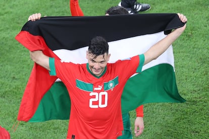 El magrebí Achraf Dari, el pasado sábado con una bandera de Palestina.