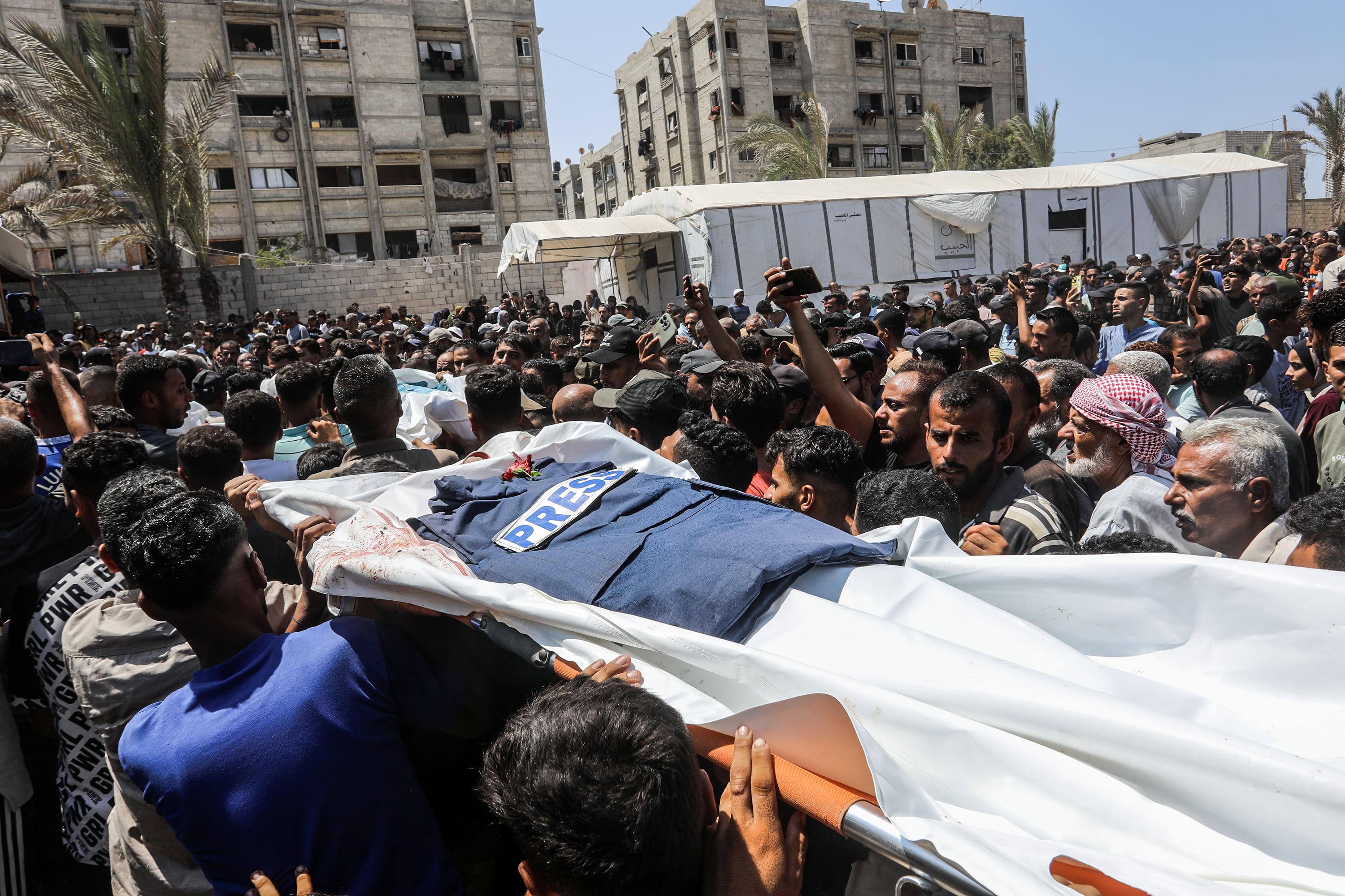 Dos ataques israelíes contra el hospital Nasser en Gaza matan al menos a 20 personas, entre ellas cinco periodistas