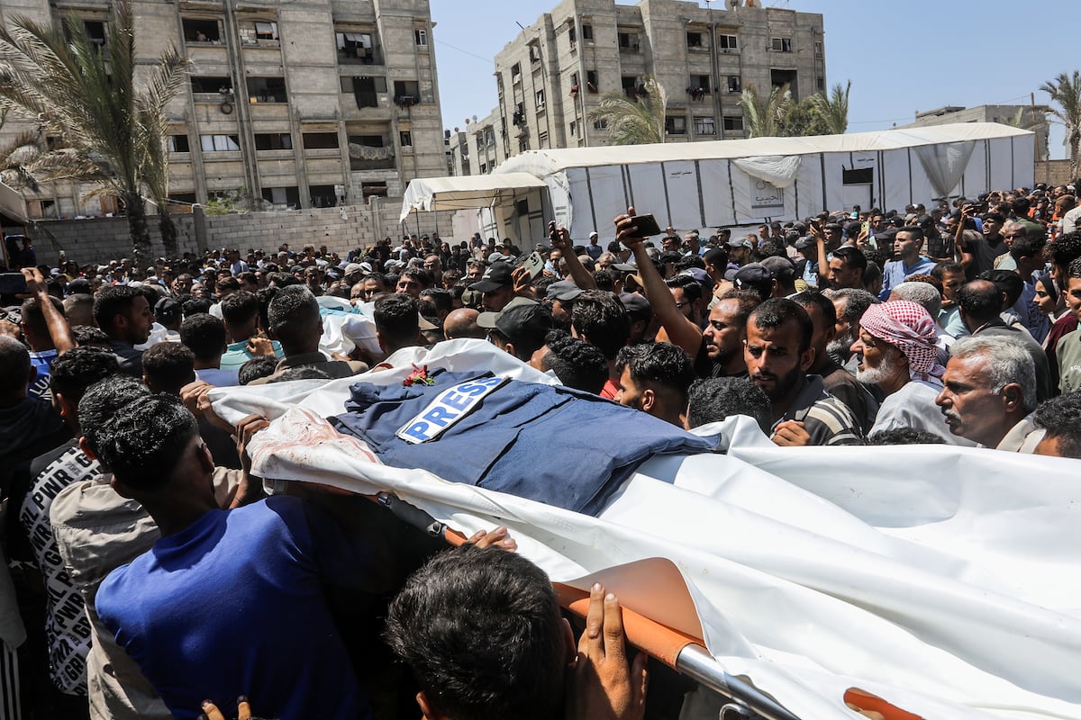 Dos ataques israelíes contra el hospital Nasser en Gaza matan al menos a 20 personas, entre ellas cinco periodistas