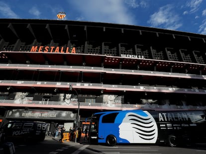 El autobús del Atalanta, delante de la fachada de Mestalla.