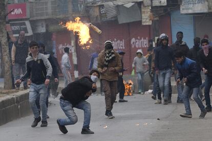 Manifestantes musulmanes lanzan cócteles molotov a miembros de la policía india durante una protesta en Srinagar (Cachemira).