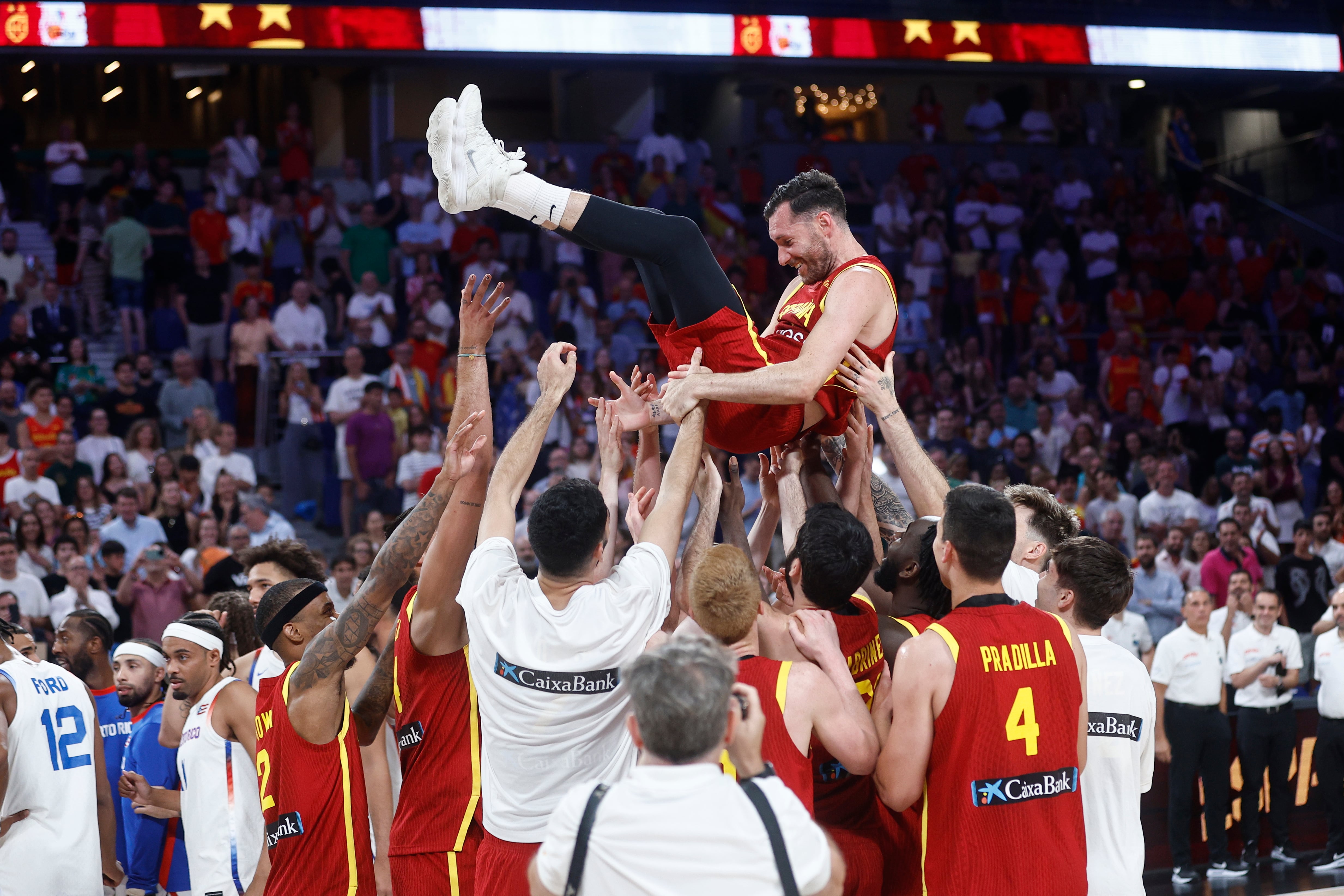 Tributo a Rudy en su último partido en España 