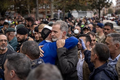 El rey Felipe abraza a un hombre en Paiporta, este viernes. 


