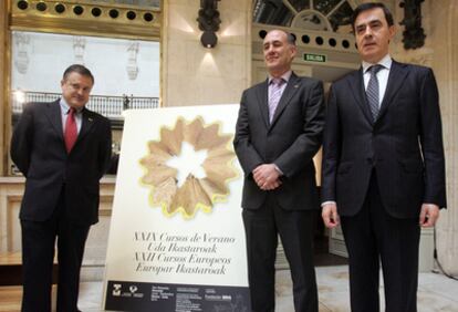 De izquierda a derecha, el director de los Cursos de Verano de la UPV, José Luis de la Cuesta, el rector de la UPV, Iñaki Goirizelaia, y el director de la Fundación BBVA, Rafael Pardo.