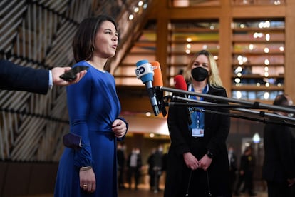 La ministra de Exteriores alemana, Annalena Baerbock, responde a los periodistas durante el Consejo de Asuntos Exteriores de la UE celebrado este lunes.  