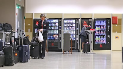 Máquinas expendedoras de bebidas y comida en el aeropuerto de Madrid-Barajas en 2017.