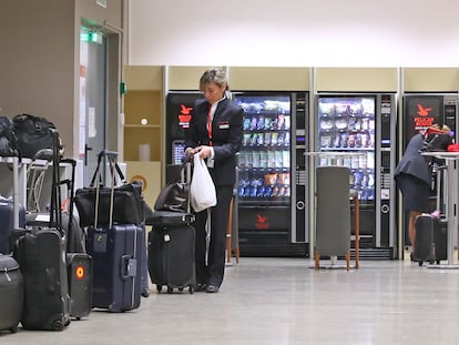 Máquinas expendedoras de bebidas y comida en el aeropuerto de Madrid-Barajas en 2017.