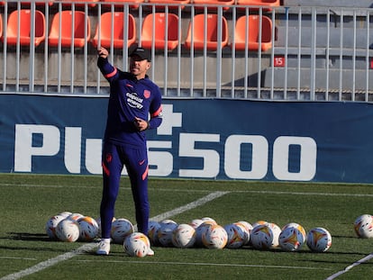 Diego Simeone durante el entrenamiento del Atlético de Madrid de este viernes.