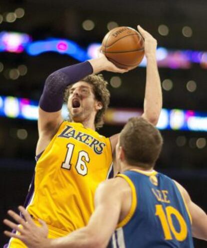 Pau Gasol prepara un tiro a canasta ante David Lee