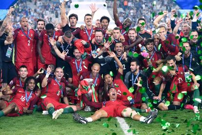 Los jugadores de Portugal celebran el triunfo.