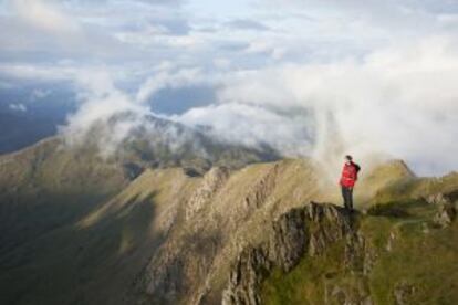 Un senderista disfrutando de las vistas en el parque nacional de Snowdonia, en Gales (Reino Unido).