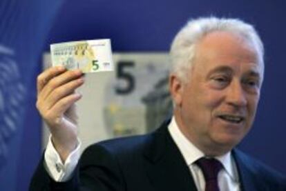 Carlos Costa, gobernador del Banco de Portugal, muestra el nuevo billete de 5 euros que entr&oacute; en circulaci&oacute;n el pasado 2 de mayo.