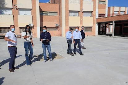 
La vicealcaldesa de Madrid, Begoña Villacís, visitó este martes, acompañada del delegado del área de familias, Pepe Aniorte, las obras de acondicionamiento del patio del CEIP Nuestra Señora del Lucero, en el distrito de Latina.