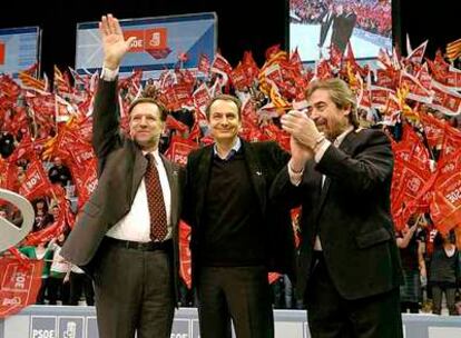 Marcelino Iglesias, José Luis Rodríguez Zapatero y Juan Alberto Belloch, en el mitin del PSOE en el pabellón Príncipe Felipe en Zaragoza.