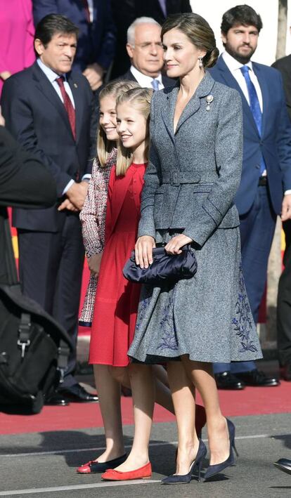 La Reina a su legada al desfile, acompañada de sus hijas Leonor y Sofía.