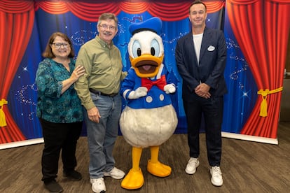 El pato Donald junto a (de izquierda a derecha) Becky Cline, directora de los archivos Walt Disney; Mark Henn, animador de Walt Disney Studios; y Stéphane Kardos, vicepresidente de personajes y productos, en las oficinas centrales de la compañía en Burbank, California, en mayo de 2024.