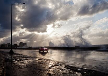 'Karma vermelho no Malecón' (2010), Havana. Os carros têm um capítulo próprio no livro