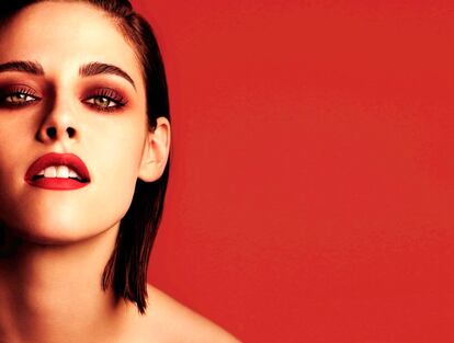 Los rojos tanto para los ojos como para los labios será una de las tendencias del otoño. En la imagen, Kirsten Steart en una campaña de Chanel.
