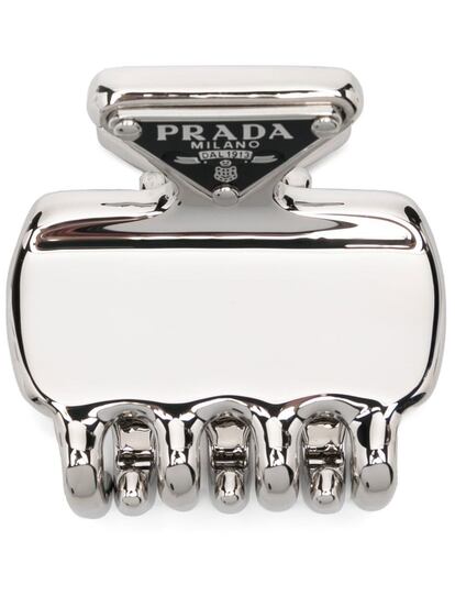 Presume de logo hasta en el pelo con esta pinza plateada de Prada.

340€