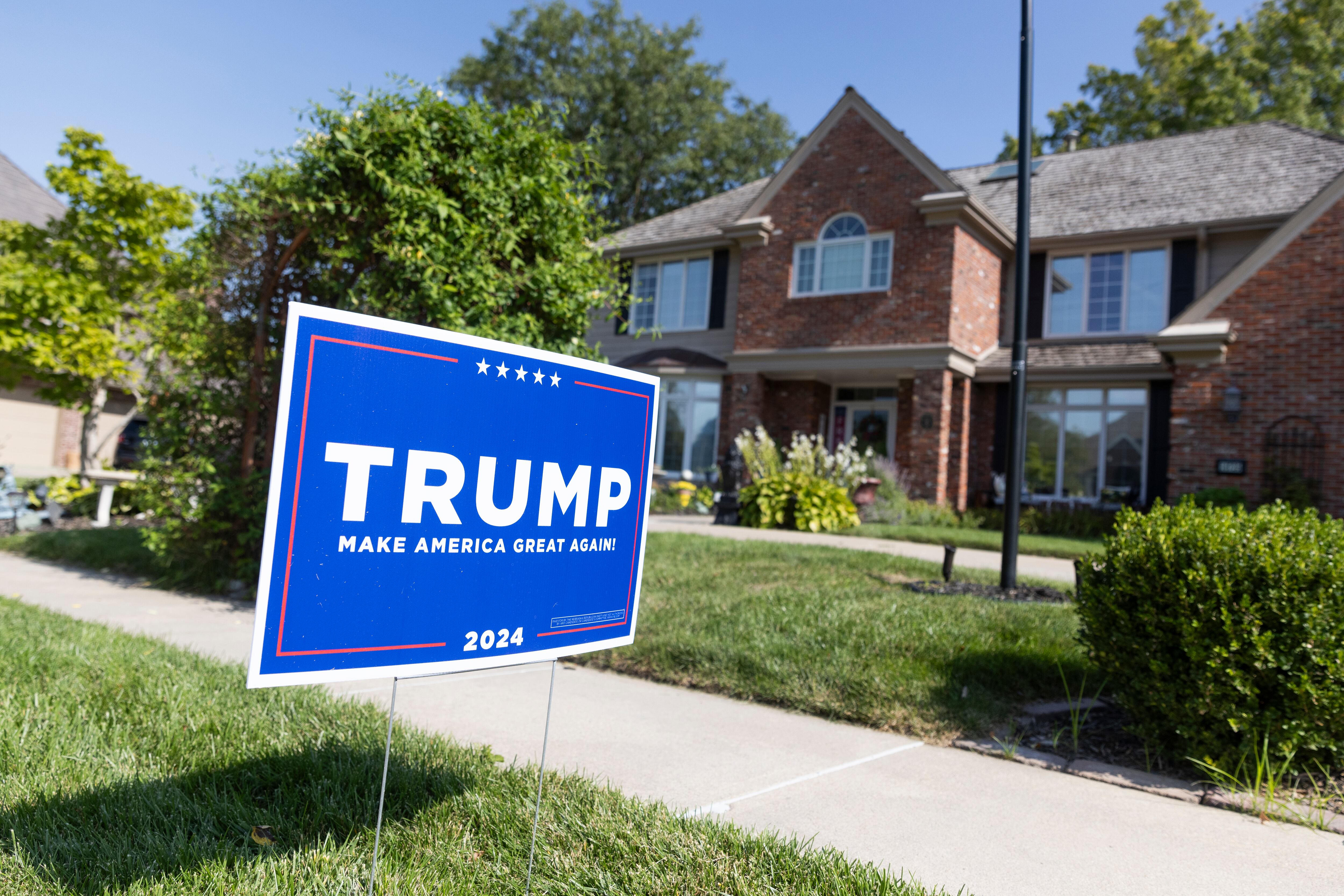 Un cartel electoral a favor de Trump en el jardín de una vivienda en la parte occidental de Omaha.