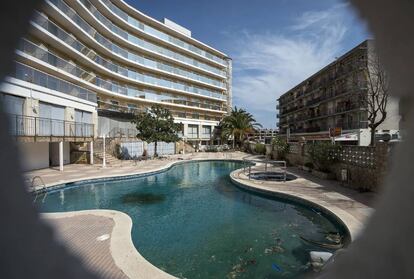 Un hotel, tancat, de Calella.