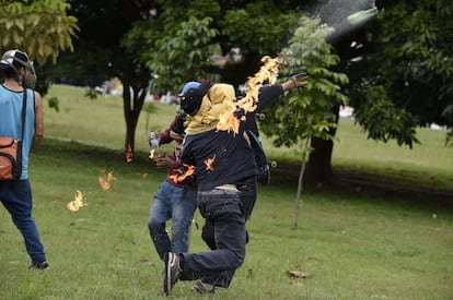 Un manifestante opositor al Gobierno lanza un cóctel molotov durante los enfrentamientos con miembros de la policía antidisturbios en la base aérea Francisco de Miranda de Caracas, el 24 de junio de 2017.