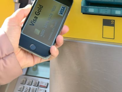 Una usuaria acerca su teléfono para hacer una transacción.