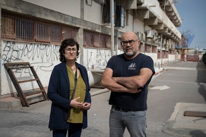 Marina Albentosa y Juan Manuel Ruíz en el exterior del centro del Instituto Español de Oceanografía de San Pedro del Pinatar (Murcia).