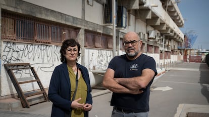 Marina Albentosa y Juan Manuel Ruíz en el exterior del centro del Instituto Español de Oceanografía de San Pedro del Pinatar (Murcia).