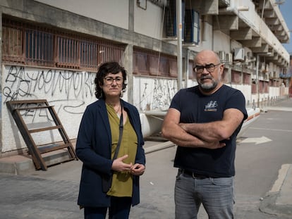 Marina Albentosa y Juan Manuel Ruíz en el exterior del centro del Instituto Español de Oceanografía de San Pedro del Pinatar (Murcia).