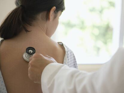 Un pediatra examina a una niña.