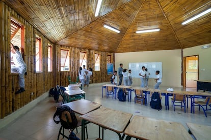 Aula de la escuela de Dureno. Todos los jóvenes de la comunidad tienen así la posibilidad de estudiar, Dureno, Provincia de Sucumbíos, Ecuador. 