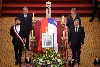 Gabriel Boric con Michelle Bachelet, Eduardo Frei y Juan Antonio Coloma, hacen una guardia de honor en el funeral de Estado, el viernes pasado.
