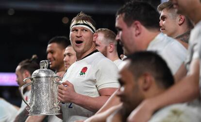 Dylan Hartley, con la Copa Calcutta, que se da al vencedor del Inglaterra-Escocia.
