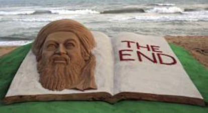 Escultura de arena que representa el rostro de Osama Bin Laden en un libro junto a las palabras "El Fin" creada por el artista indio Sudarshan Pattnaik en la playa de Puri, India. EFE/Archivo