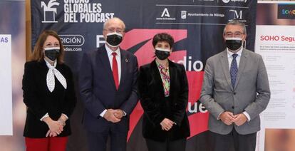 Foto de familia (de izquierda a derecha): Patricia Navarro, delegada del Gobierno de la Junta de Andalucía en Málaga; Francisco de la Torre, alcalde de Málaga; María Jesús Espinosa de los Monteros, directora general de PRISA Audio; y Francisco Salado, presidente de la Diputación de Málaga.