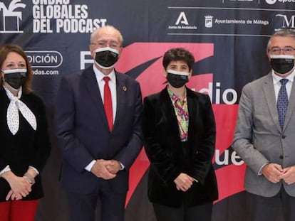 Foto de familia (de izquierda a derecha): Patricia Navarro, delegada del Gobierno de la Junta de Andalucía en Málaga; Francisco de la Torre, alcalde de Málaga; María Jesús Espinosa de los Monteros, directora general de PRISA Audio; y Francisco Salado, presidente de la Diputación de Málaga.