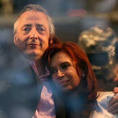 Nstor Kirchner y su esposa, Cristina, tras un reciente acto electoral.