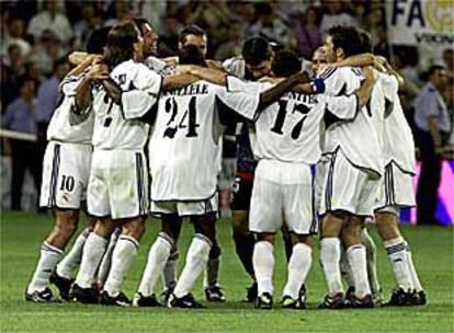 Los jugadores del Madrid celebran sobre el césped del Bernabéu el título.