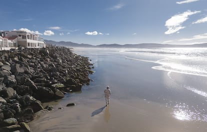 Un miembro de la SEDENA participa en la búsqueda de sus compañeros militares en Ensenada (Baja California), el 21 de febrero de 2024.