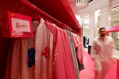 Interior de la sección de Barbie en una tienda Zara.