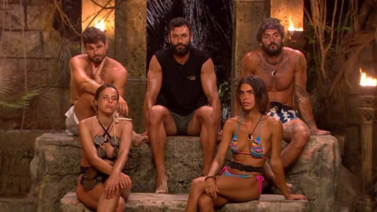 De izquierda a derecha y de arriba abajo, Alejandro Nieto, Jorge Pérez, Logan Sampedro, Marta Peñate y Sofía Suescun, en 'Supervivientes All Stars'.