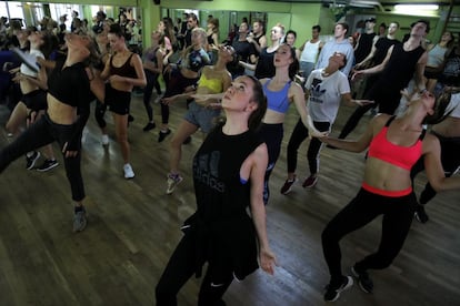 Los bailarines ensayan con el coreógrafo Bill Goodson en el Moulin Rouge en París, el 10 de octubre de 2018.